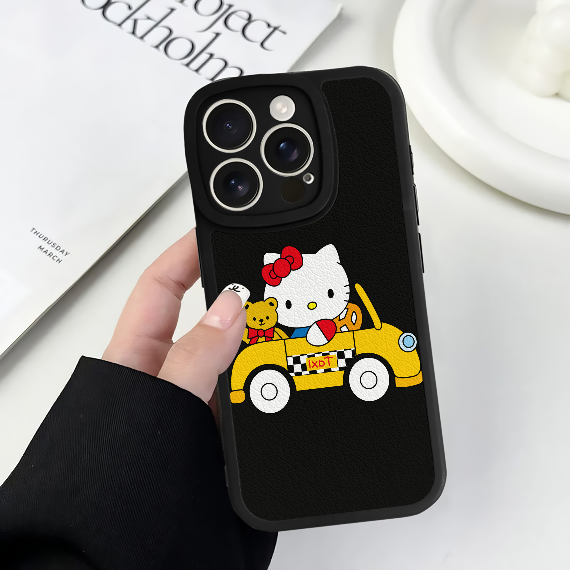 （画像用） Hello Kitty ハローキティ 【iPhone 16シリーズ対応】シリコンスマホケース（レザー調） 材質：シリコン